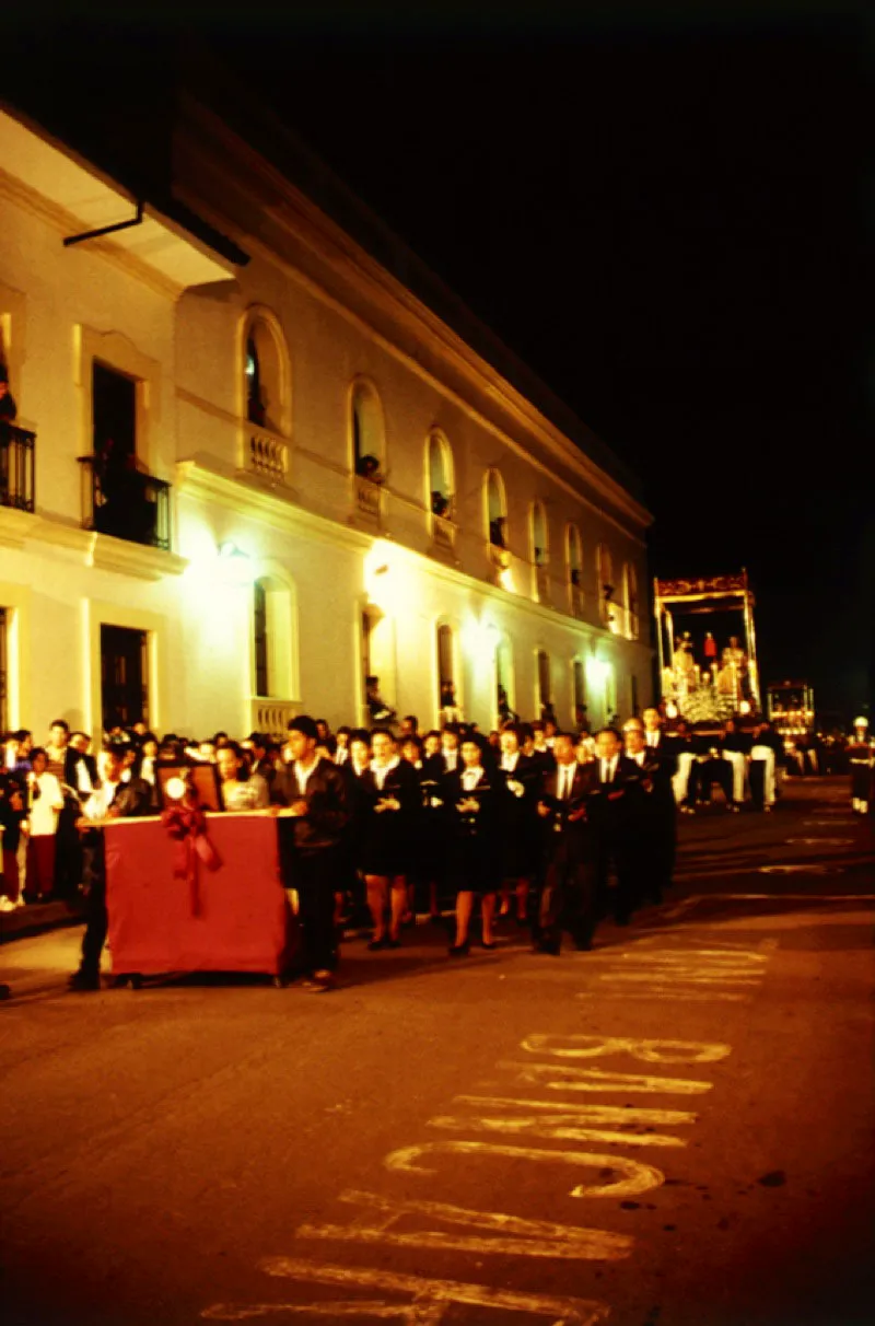 El coro del Orfen Obrero acompaa una de las procesiones. 
 