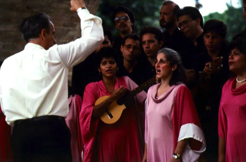 El director Alberto Grau, frente a su coral Schola Cantorum de Caracas.
 