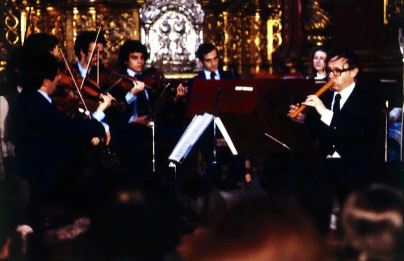 El flautista austrohungaro Reneé Clemencic, con la Orquesta de Cámara de Colombia, dirigida por el maestro Frank Preuss.