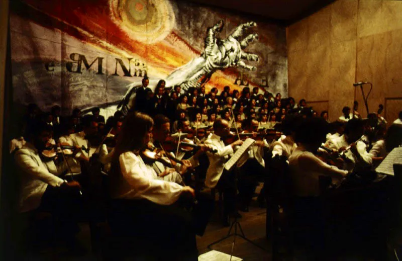 La Orquesta Sinfónica de Colombia y la Coral Bach de Bogotá durante la interpretación de "La Pasión según San Mateo", de J. S. Bach, en el Teatro Guillermo Valencia. Al fondo, telón elaborado para el Festival por el maestro Augusto Rivera.