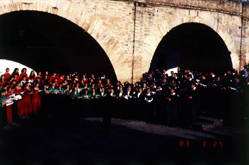 Coros de Bogotá, Bucaramanga, Medellín y Popayán. Concierto popular del Martes Santo de 1983.