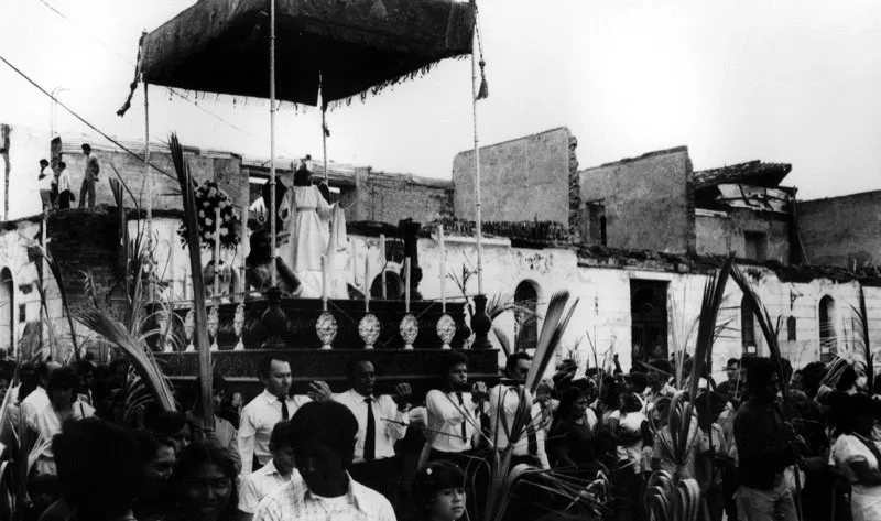 Procesin del Domingo de Ramos en 1984. La ciudad apenas comenzaba a reconstruirse.
 