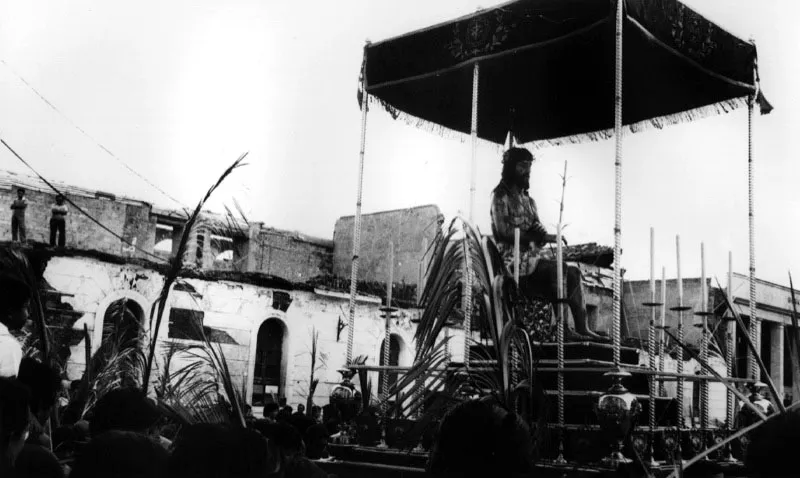 La celebracin de las procesiones durante la Semana Santa de 1984, con la ciudad todava en ruinas, se convirti para los popayanejos en smbolo de la ciudad resucitada. 
 