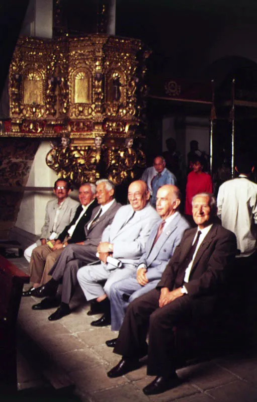 Decanos y miembros de la Junta Permanente pro-Semana Santa, luciendo en las solapas la "Orden de la Alcayata".
 