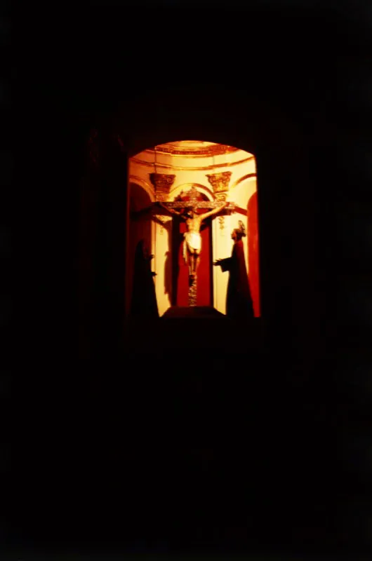 Cristo de La Veracruz en el altar de la iglesia de San Francisco.  