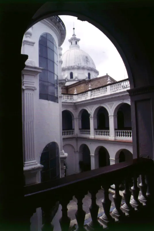  Interior del Palacio Arzobispal, con la cpula de la Catedral Baslica al fondo.  