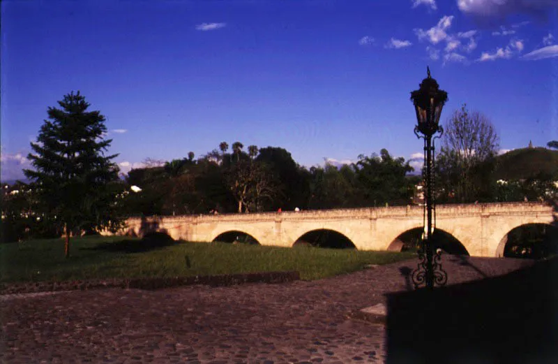 Puente del Humilladero. Obra del arquitecto italiano Fray Serafn Barbetti, quien tambin construy la primera catedral de Popayn, fue dado al servicio el 31 de julio de 1873.
 