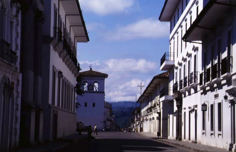  La Torre del Reloj vista desde la esquina de la carrera sptima con calle tercera.
 