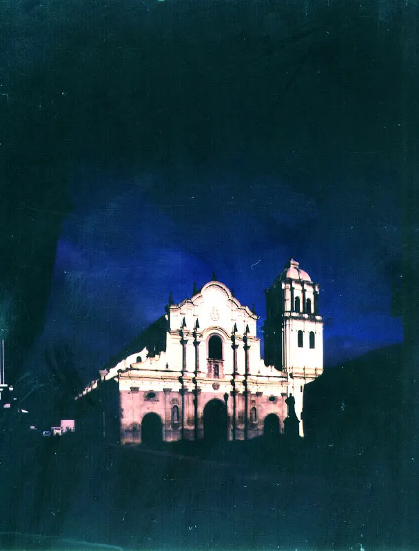 Iglesia de San Francisco, cuya construccin se inici hacia 1570. El templo, tal como est ahora, fue diseado en 1775 por el arquitecto espaol Antonio Garca y reconstruido, despus del terremoto de 1983.
 