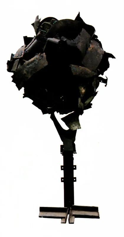 Del artista colombiano, Eduardo Ramírez Villamizar, escultura que reproduce la forma de la flor. Jorge Gamboa