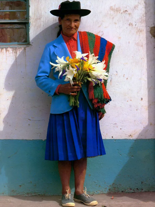 El domingo es el da elegido de los campesinos para vender sus flores, cultivadas o silvestres, como este ramillete de lirios de pramo, en las plazas de los pueblos.  