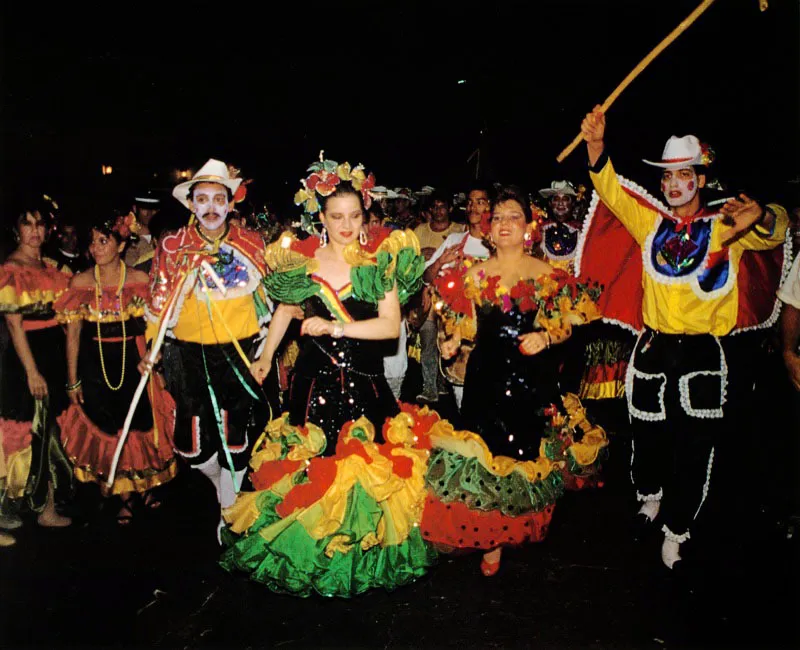 Durante cuatro das, miles y miles de personas se divierten en los Carnavales de Barranquilla, en la Costa Atlntica.  Es una de las festividades ms concurridas y tradicionales, y sus races se remontan a ritos paganos mezclados con costumbres y bailes africanos.  Las flores compiten con la belleza de las mujeres, elegidas reinas de todos los corazones.  Los disfraces son preparados durante varias semanas y cada uno tiene su historia, su significado, correspondiendo al momento especial de la persona que lo ostenta.  Dentro de esta celebracin, en la llamada "Batalla de Flores", desfilan centenares de carrozas.  El Tiempo