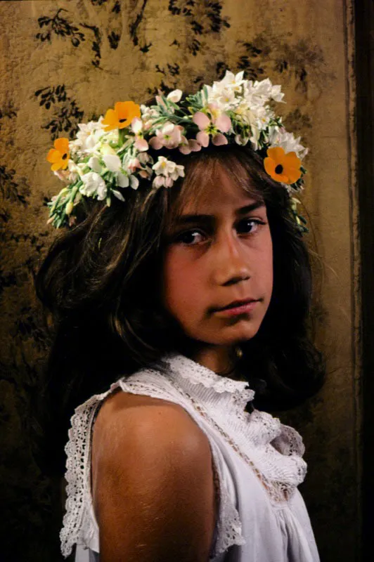Flores en la cabeza para adornar el dulce rostro de una niña son de las numerosas formas como los colombianos utilizan las flores para embellecer su vida. Desde las épocas prehispánicas los indigenas ya se colocaban flores en la cabeza. A veces para protegerse del calcinante sol, otras como parte de la vestimenta y apariencia, y en muchas ocasiones, como muestra de alegría y elegancia. Hoy todavía, en numerosas ciudades colombianas, las mujeres acostumbran a colocarse flores en el pelo como muestra de informalidad y contento. José Fernando Machado