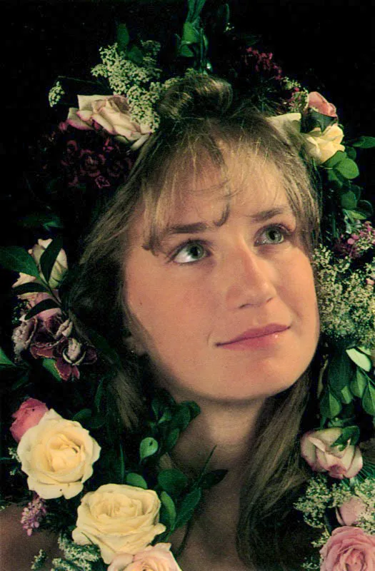 Flores que caen en una guirnalda como una lluvia cálida alrededor de una joven hermosa, son de las numerosas formas como los colombianos utilizan las flores para embellecer su vida. Desde las épocas prehispánicas los indigenas ya se colocaban flores en la cabeza. A veces para protegerse del calcinante sol, otras como parte de la vestimenta y apariencia, y en muchas ocasiones, como muestra de alegría y elegancia. Hoy todavía, en numerosas ciudades colombianas, las mujeres acostumbran a colocarse flores en el pelo como muestra de informalidad y contento. José Fernando Machado