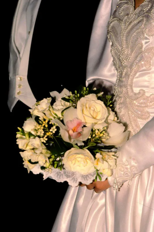 El ramo de novia que orgullosamente se exhibe, encierra toda una simbologa de pureza y amor, y forma parte de una de las tradiciones mas antiguas, elegantes y hermosas. Como otros arreglos florarles utilizados por los colombianos en distintas ocasiones de su vida cotidiana, el ramo de la novia traduce elocuentemente un sentimiento, en este caso de alegra y esperanza. Jos Fernando Machado