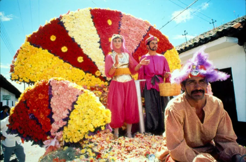 Desde el pueblo ms pequeo hasta la ciudad ms grande cuenta con las flores para expresar su alegra y sus ganas de vivir. Carnavales, fiestas, corralejas, festividades, encuentros, disfraces, carrozas, arcos triunfales, canciones, todos estos elementos hacen referencia a las flores. Hombres y mujeres se disfrazan, es decir, se transforman en lo que siempre han querido ser y se expresan a travs de las fiestas populares como estas realizadas en los municipios productores de flores de exportacin en la Sabana de Bogot. Jos Fernando Machado