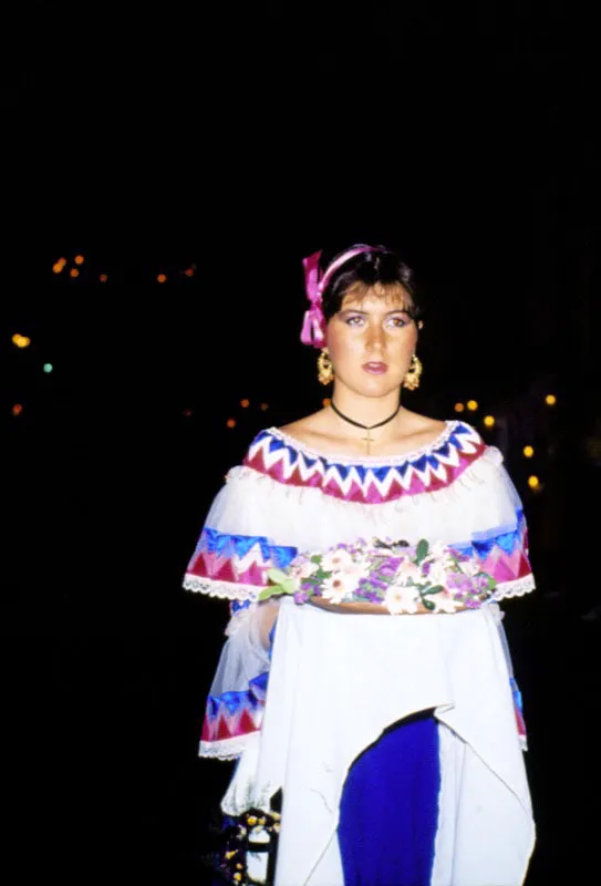 Las crónicas enseñan a conquistadores e indigenas unidos por los lazos de las flores y muestran actualmente unas herencias vivas marcadas por la utilización de flores, naturales y artificiales, que son usadas con sentimiento, humor e imaginación. Diego Samper