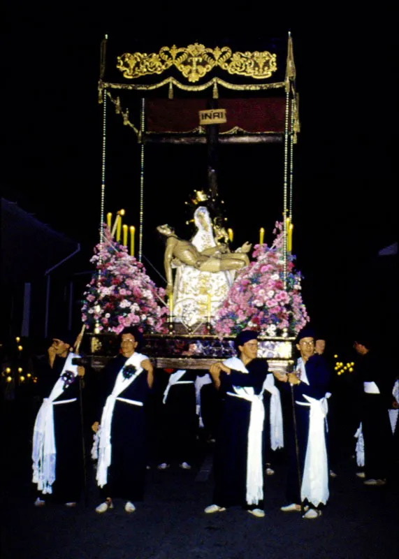 Cada regin de Colombia celebra la Semana Santa a su manera, siguiendo costumbres y ritos que han pasado de generacin en generacin. Estas imgenes de Mara y Jess, llevadas por fieles durante la procesin del jueves santo en Popayn, muestran el significado que las flores tienen para todos. En otras ciudades como Mompox y Bogot, as como en el resto de Colombia, las imgenes sagradas son cargadas en largas y fervorosas procesiones que reflejan la fe del pueblo. Aunque la liturgia se ha simplificado, las flores siguen teniendo un papel protagnico. El Tiempo