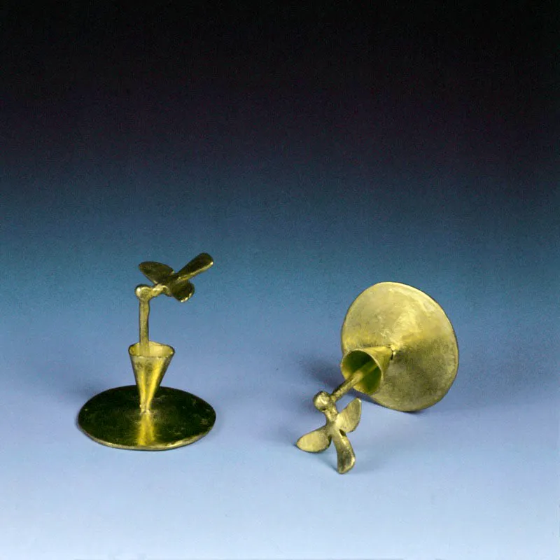Humor, imaginación e ingenuidad de estos aretes confeccionados en oro representando un colibrí en el momento de libar el néctar de una flor que fueron obra de los artífices prehispánicos de la cultura Sinú, en la Costa Atlántica colombiana. Oscar Monsalve