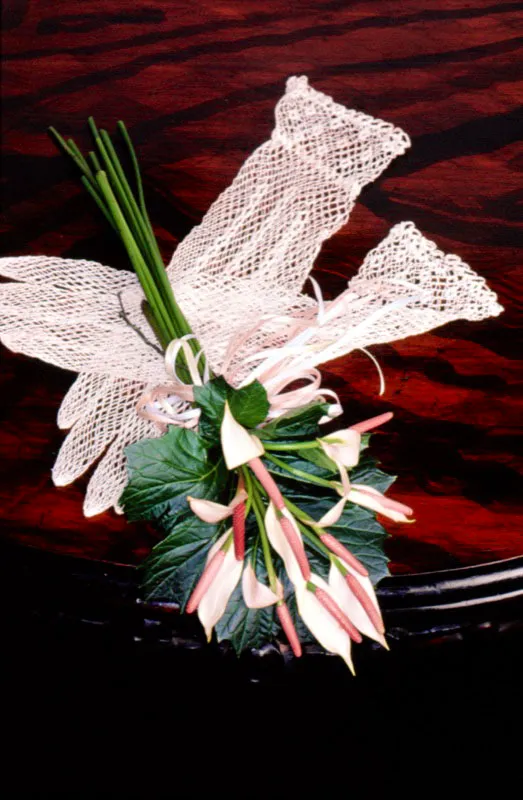La historia de los arreglos florales se remonta al antiguo Egipto y a lo largo de los años, cada pueblo, cada civilización ha encontrado en esteos objetos decorativos la mejor manera de embellecer la vida diaria, de expresar los sentimientos adecuados para cada ocasión. Lo religioso y lo romántico, lo alegre y lo elegante logran una hermosa combinación a través del lenguaje de las flores. José Fernando Machado