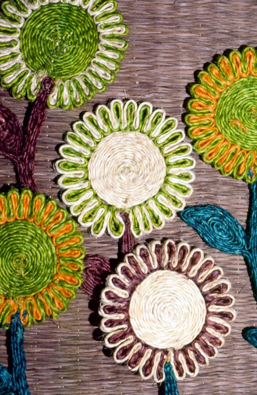 El colombiano utiliza el motivo de las flores en casi todos los elementos que fabrica que le rodean, en todos los tamaños y haciendo uso de los más diversos colores. Es como si la cultura de las flores, a la cual son tan adictos los colombianos, quisiera expresarse de todas las formas posibles. José Fernando Machado