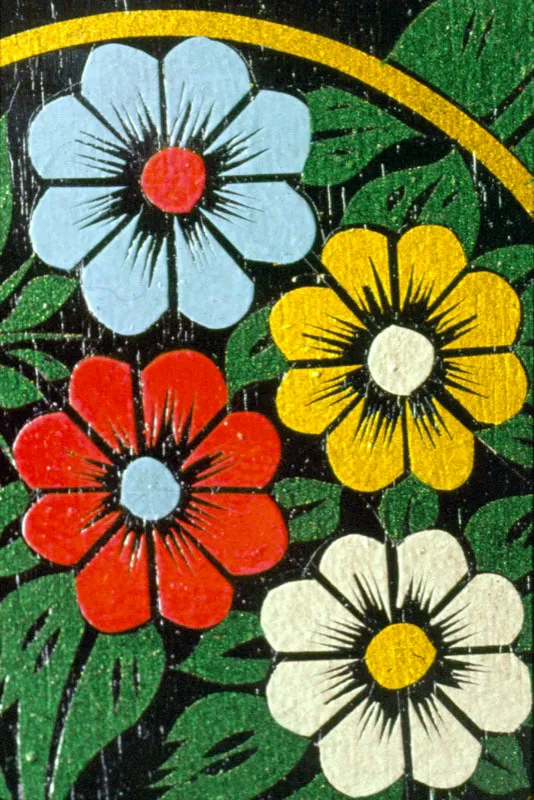 El colombiano utiliza el motivo de las flores en casi todos los elementos que fabrica que le rodean, en todos los tamaños y haciendo uso de los más diversos colores. Es como si la cultura de las flores, a la cual son tan adictos los colombianos, quisiera expresarse de todas las formas posibles. José Fernando Machado