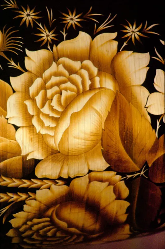 El colombiano utiliza el motivo de las flores en casi todos los elementos que fabrica que le rodean, en todos los tamaños y haciendo uso de los más diversos colores. Es como si la cultura de las flores, a la cual son tan adictos los colombianos, quisiera expresarse de todas las formas posibles. Benjamín Villegas