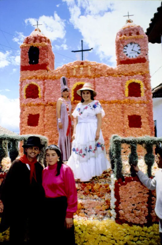 Festivales regionales de flores de los municipios de la Sabana de Bogotá, donde los trabajadores ponen en juego su imaginación y creatividad construyendo “carrozas” de diversos motivos adornadas con flores, que concursan en eventos de saludable esparcimiento para todos los campesinos de las zonas floricultoras. El Tiempo