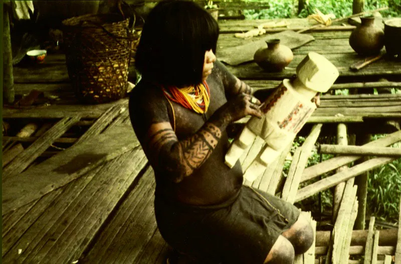 India Emberá pintando una talla de balso Ochroma sp., para un ritual de curación. Río Suiguirisúa, Chocó.