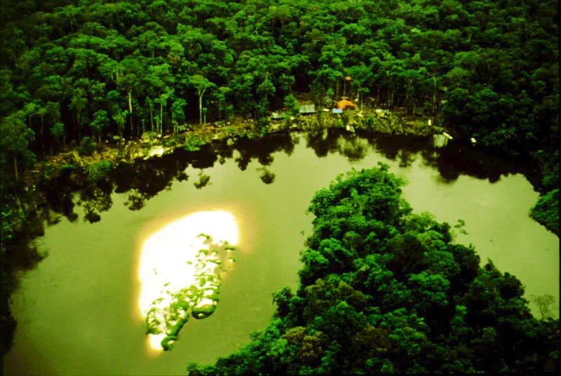 Campamento de mineros orfebres y "garimpeiros". Ro Traira.  Amazonia colombiana.        