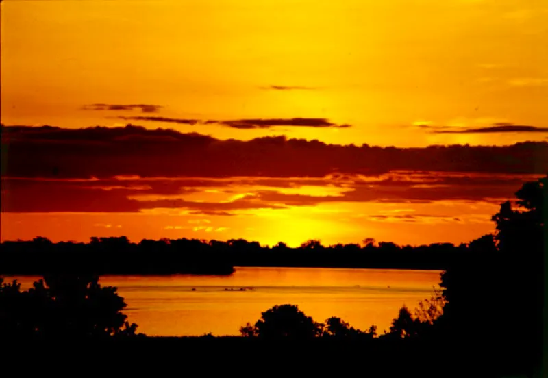 Atardecer  en el ro Amazonas.
 