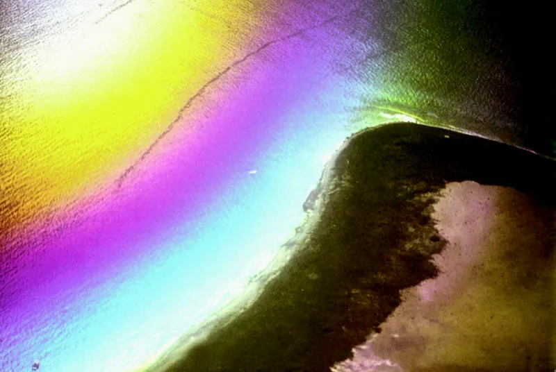 Reflejos del brillo solar convierten
la superficie del agua en un mar iridiscente, al ser observados
a través de la ventana del avión, al oriente de Ciénaga, sobre la costa Atlántica. Aldo Brando