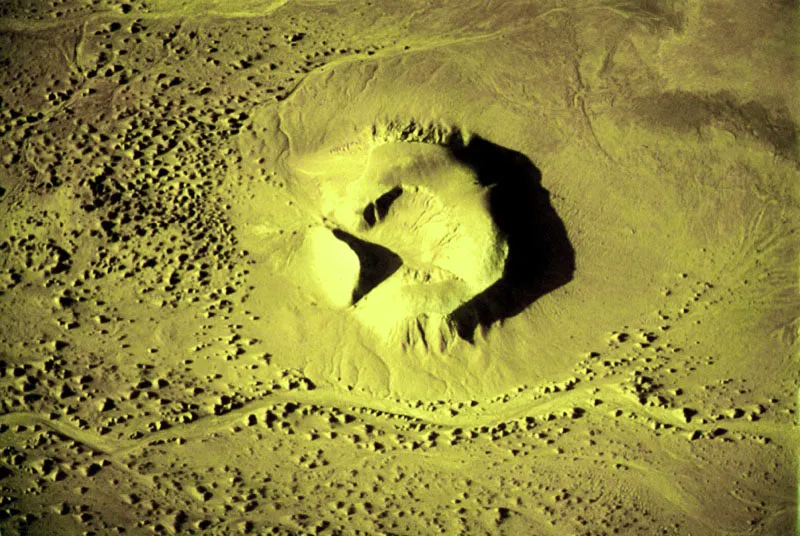 Vientos incesantes dominan sobre el desierto de La Guajira, dejando sus huellas en forma de relieves y cráteres de arena, como ruinas de
algún coliseo perdido en el tiempo. Aldo Brando
