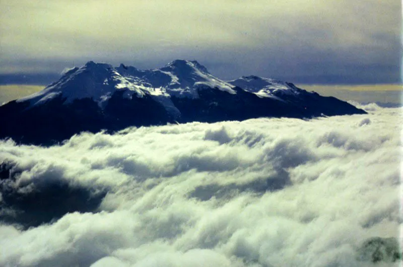 Un colchón de nubes
se extiende sobre los bosques del nevado
del Huila, que gracias a su existencia como cinturón
vegetal, lo convierten en uno de los glaciares más conservados del país. Aldo Brando