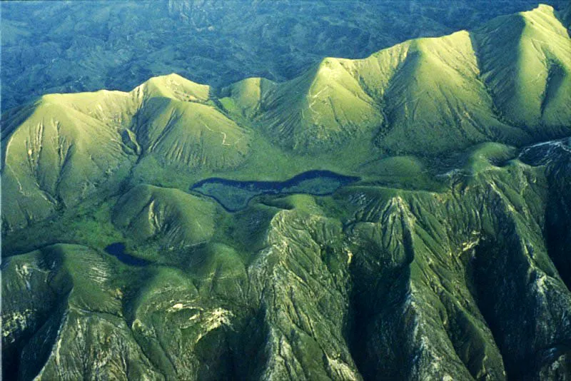 Como aguas remanentes de glidas pocas, dos lagunas se evaporan 
en el tiempo sobre la cumbre de la Cordillera Oriental, 
al norte del Huila. Aldo Brando