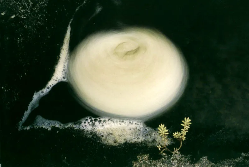 Un remolino de espumas naturales, destiladas de la vegetación que
rodea la quebrada, gira acorralado en la orilla rocosa del
páramo de Ocetá, Boyacá. Aldo Brando