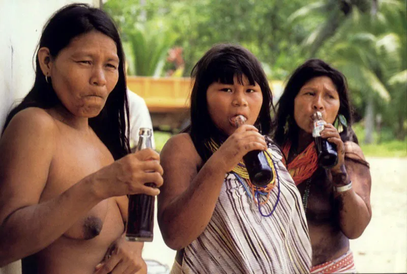 Encuentros cercanos con la 
nueva era provocan a los indgenas del Choc, 
al norte del departamento, tras caminar durante una larga 
jornada para degustar los dulces paliativos que les ofrece el consumo moderno. 
 Aldo Brando