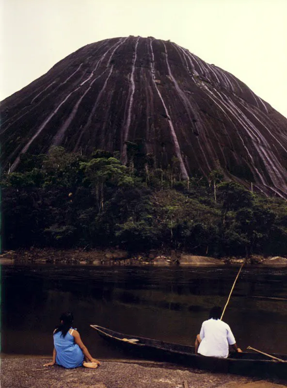 Ante la imponencia de los cerros de Mavicure en la Amazonia, una pareja de novios Puinaves contempla el remanso de las aguas del río Inírida,
mientras el hombre pesca con una improvisada caña.
Aldo Brando