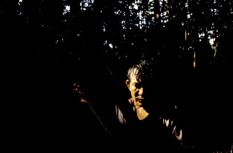Con materiales que obtiene de
la selva, un indígena Muinane de la Amazonia
construye un campamento temporal, durante la travesía
por territorios desconocidos para él, en su curiosidad por recorrer
las selvas marcadas por la cruenta época de la cauchería a comienzos de siglo. Aldo Brando