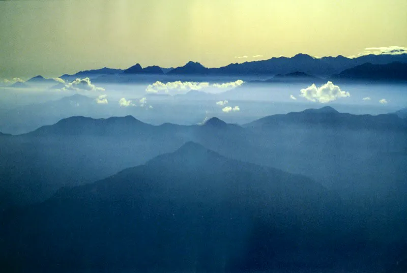 Los
primeros rayos del sol se filtran entre la espesura
montañosa más alta de Colombia, en la Sierra Nevada de Santa Marta.
Aldo Brando