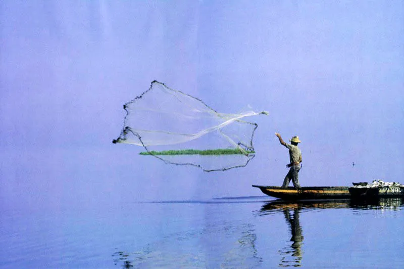 En el horizonte sin fin que une al cielo con la Ciénaga Grande
de Santa Marta, un pescador lanza la red que pareciera
destinada a atrapar la isla vegetal que
flota en el azul de la mañana.
Aldo Brando