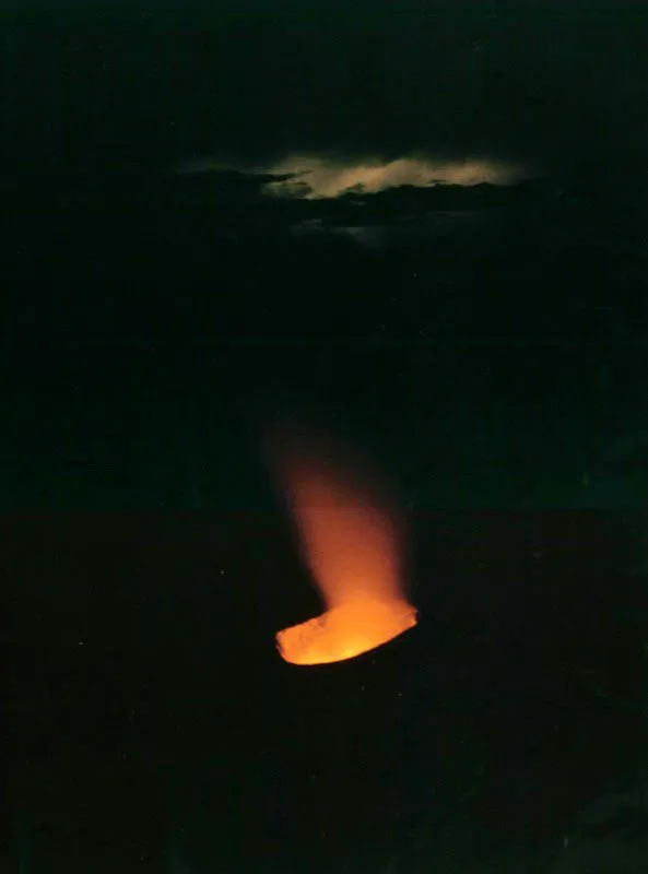 Tormentas eléctricas
destellan en la noche del volcán Galeras,
mientras una de las bocas de su cráter deslumbra con
el resplandor que anunciaba su actividad a finales de los ochenta.
Aldo Brando