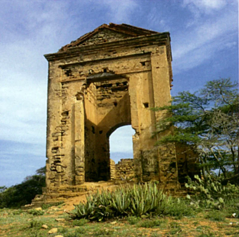 La ciudad de Coro cerca del golfete de su nombre, uno de los primeros asentamientos espaoles cercano al litoral. Fue capital de Venezuela de 1528 a 1602, sede del primer obispado y base para la conquista de todo el territorio occidental. Conserva buena parte de su rica arquitectura colonial que, conjuntamente con las formaciones de pequeas dunas conocidas como mdanos, constituyen un atractivo muy especial de la zona.
 