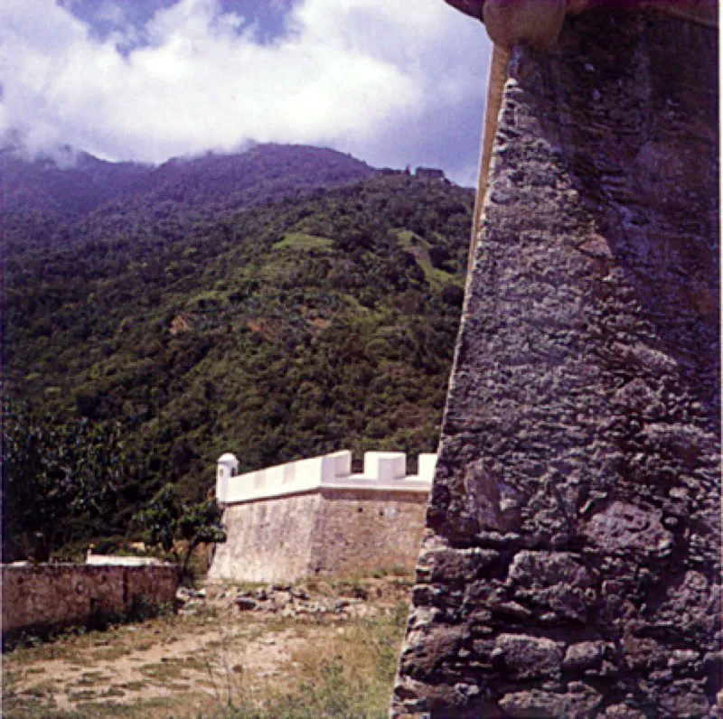 Castillo de San Carlos en La Guaira
A la llegada a La Guaira, Humboldt entendió por qué los primeros españoles y sus descendientes escogieron para su establecimiento las numerosas cuencas intermontañosas internas que, aprovechando los estrechos surcos transversales de la cordillera, unían el litoral caribe con sus principales ciudades, y en este caso particular, desde 1589, con Caracas.