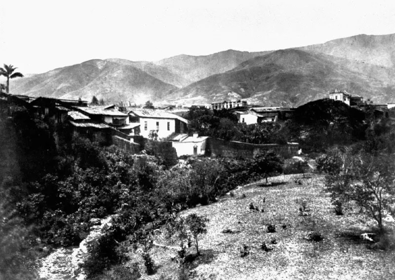 Caracas, Iglesia de la Trinidad con el gran samn. 
Fotografa de Pal Rosti 
Archivo de Cinap 
Galera de Arte Nacional, Caracas. 