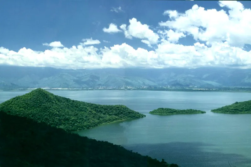 Lago de Valencia con Maracay al fondo.