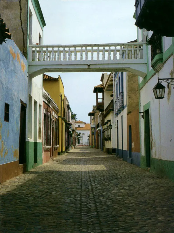 Calle colonial en Puerto Cabello. 