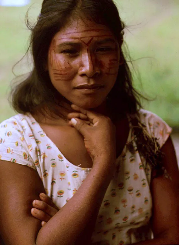 India Guahíbo de las riberas del río Orinoco.
Los Guahíbos han habitado las sabanas del Orinoco desde tiempos inmemoriales. Su vida itinerante sigue los pulsos de las estaciones, la austeridad y la abundancia. Sus pinturas rituales, que se basan en el achiote Bixa orellana, tienen aún un significado incierto, pero sugieren una dignidad templada por la rudeza de la sabana.