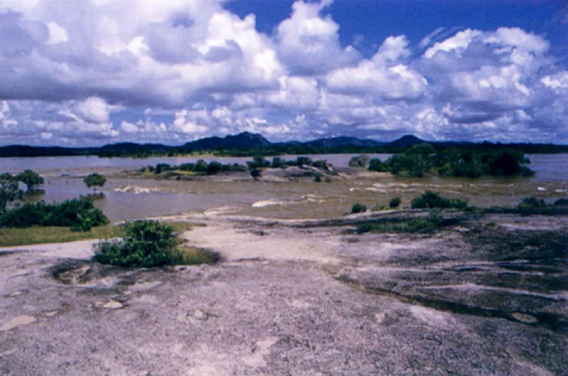 Raudal de Atures en el río Orinoco.
Cerca de la misión de Atures se forma un hermoso raudal que interrumpe la navegación por el Orinoco. Enormes rocas se alzan ofreciendo un obstáculo monumental, que el río vadea formando rápidos y cataratas.