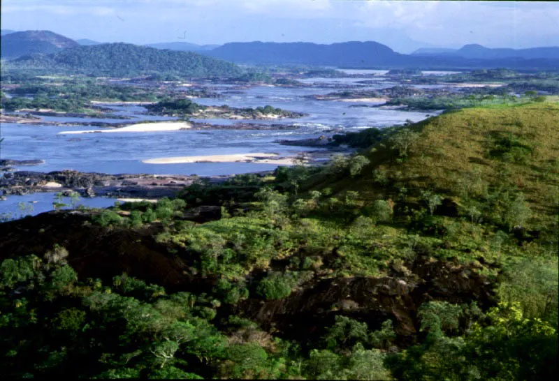 Raudal Mesetas en el río Orinoco.
El raudal de Mesetas, que se encuentra al sur de la ciudad venezolana de Puerto Ayacucho, traza el límite de navegación en la porción media del Orinoco. Ninguna embarcación puede remontarlo sin que la halen con cuerdas desde la orilla.